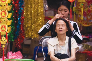 Con cái du lịch Tết, bố mẹ già cô đơn