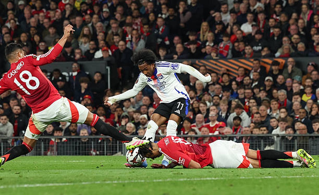 Leny Yoro dũng cảm dùng đầu cản bóng, cứu thua cho Man Utd - 1 Leny Yoro dũng cảm dùng đầu cản bóng, cứu thua cho Man Utd - 1