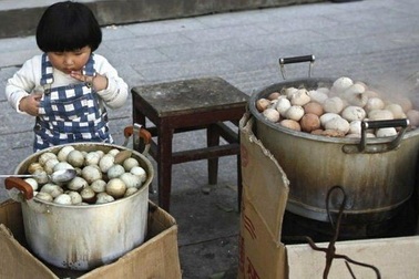 "Rùng mình" món trứng luộc nước tiểu bé trai được coi như... vị thuốc