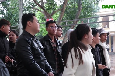 Người lao động Nghệ An chen chân xếp hàng nộp hồ sơ thi tiếng Hàn từ đêm