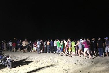 Cha và con trai 10 tuổi cùng chết đuối khi đi mò hến