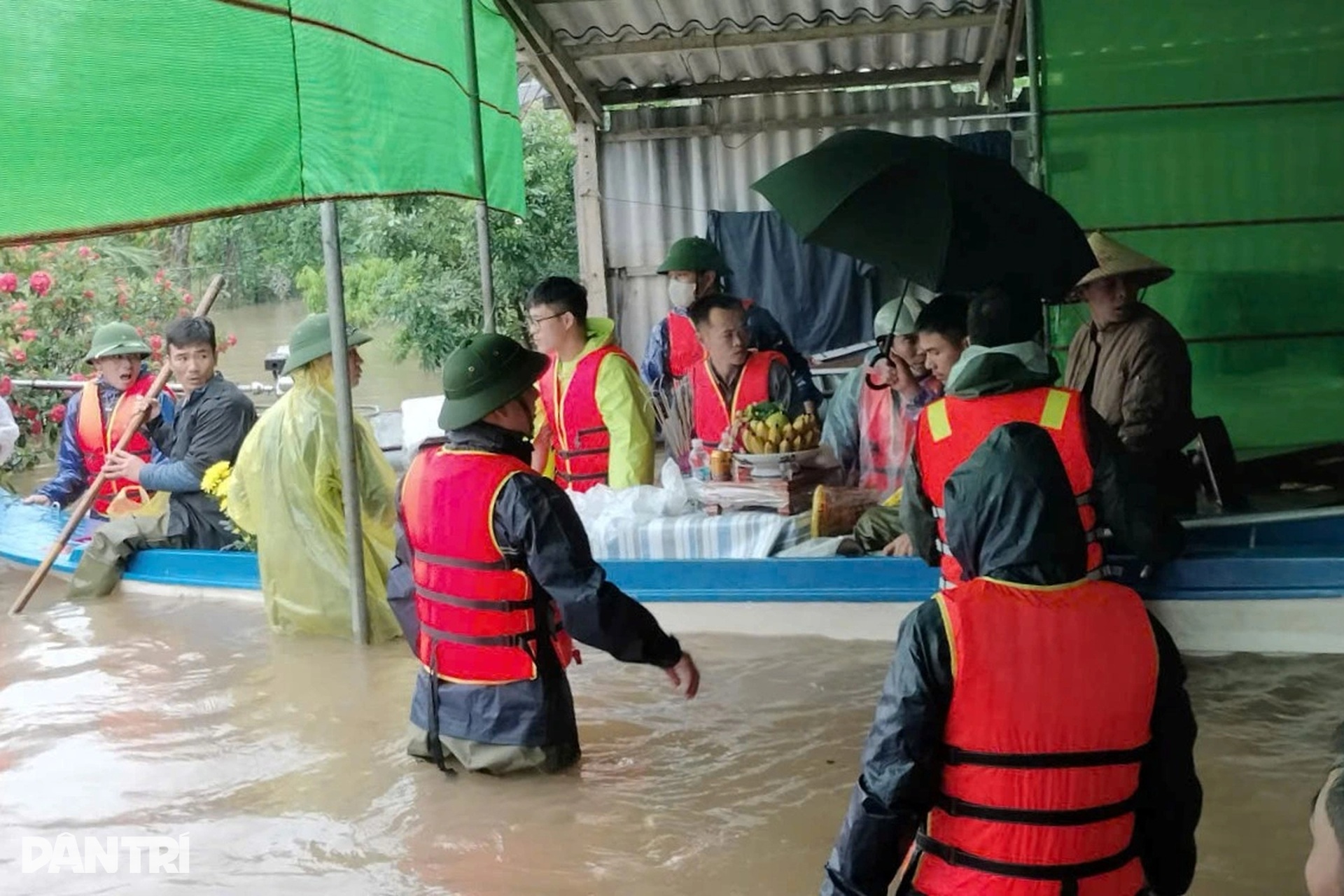 Đưa người quá cố đi hỏa táng giữa mênh mông nước lũ - 3 Đưa người quá cố đi hỏa táng giữa mênh mông nước lũ - 3