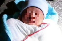 Bé sơ sinh bị bỏ rơi dưới chân cầu giữa đêm khuya