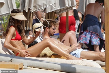 Cựu thiên thần nội y đẹp đôi bên bạn trai kém 6 tuổi