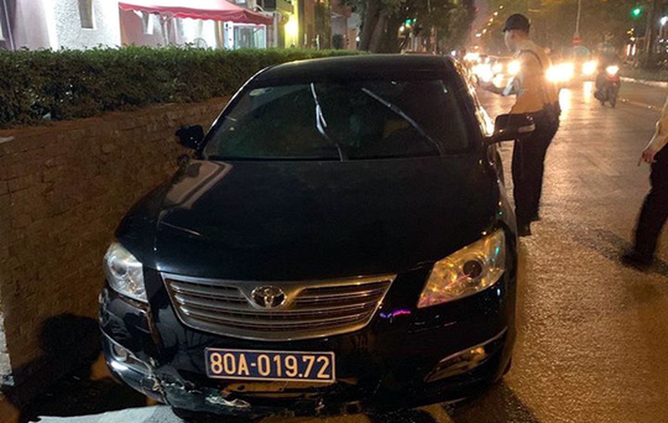 Hà Nội: Xe biển xanh gây tai nạn rồi bỏ chạy, tài xế cố thủ trên xe - 1 Hà Nội: Xe biển xanh gây tai nạn rồi bỏ chạy, tài xế cố thủ trên xe - 1