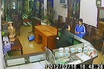 Rùng rợn hình ảnh nam thanh niên sát hại bà chủ tiệm vàng