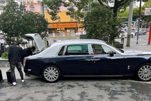 Trung Quốc: Rút 3 vali tiền vì bất bình thái độ phục vụ của ngân hàng