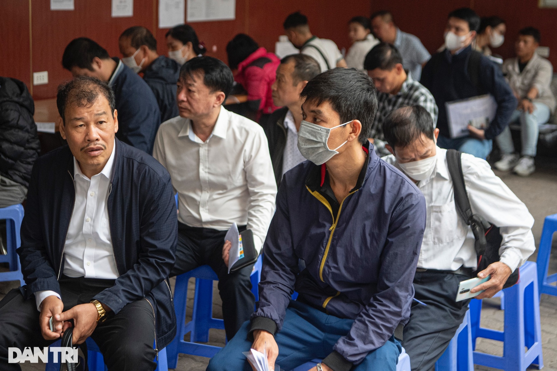 Xếp hàng rồng rắn chờ đổi giấy phép lái xe ở Hà Nội - 5 Xếp hàng rồng rắn chờ đổi giấy phép lái xe ở Hà Nội - 5