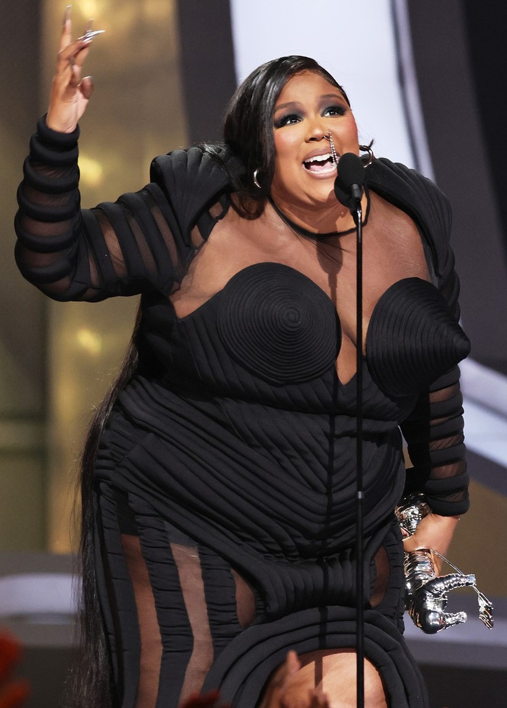 Nam ca sĩ gây sốc khi để lộ vòng ba trên sân khấu lễ trao giải VMA - 8