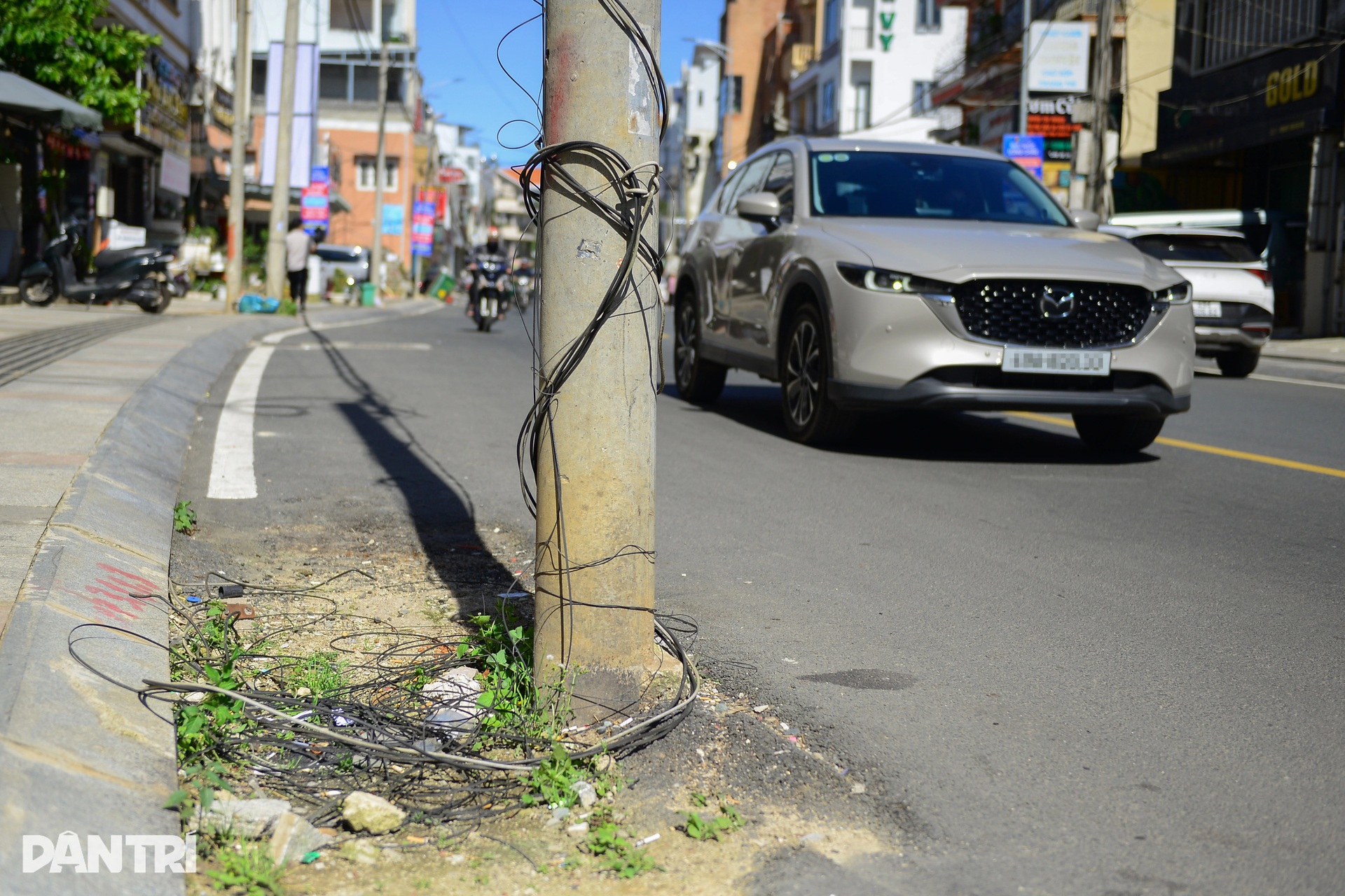 Nhổ loạt trụ điện bị bỏ quên ở tuyến đường đẹp bậc nhất trung tâm Đà Lạt - 4 Nhổ loạt trụ điện bị bỏ quên ở tuyến đường đẹp bậc nhất trung tâm Đà Lạt - 4