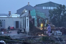 Cảnh đổ nát sau khi bão Bualoi quần thảo qua miền Trung