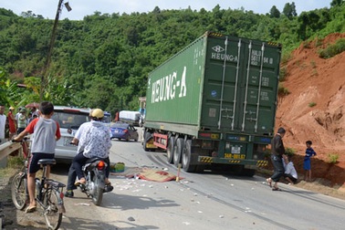 Tông vào xe rơ-moóc, hai vợ chồng thương vong