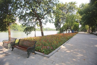 Hà Nội tăng tốc lát đá, trồng hoa quanh bờ hồ Hoàn Kiếm