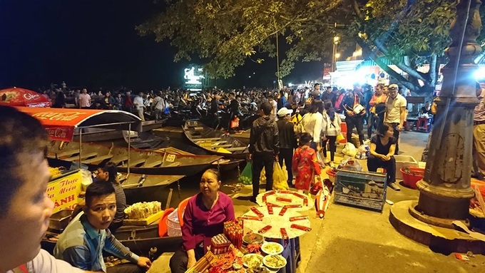 Hà ng chục ngà n ngưá»i ken Äặc chùa Hương, soi Äèn xuyên Äêm qua