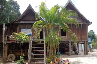 Thăm nhà sàn cổ trên 100 năm tuổi của vua săn voi Buôn Đôn