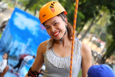 Bạn trẻ trổ tài leo tường “nhanh như gió” khiến người xem ngưỡng mộ