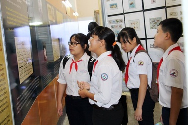 Triển lãm tem bưu chính học sinh - sinh viên