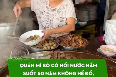 Quán mì bò có nồi nước hầm suốt 50 năm không hề đổ, khách Việt ăn vì tò mò