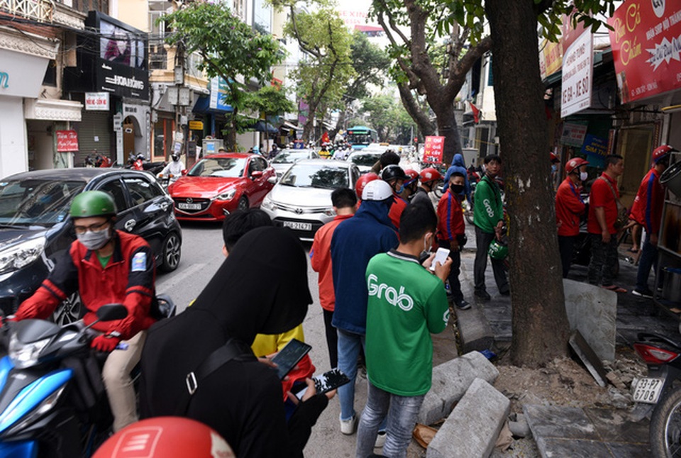 Hà Nội nắng nóng nhất từ đầu hè, shipper xếp hàng dài mua đồ ăn cho khách - 4 Hà Nội nắng nóng nhất từ đầu hè, shipper xếp hàng dài mua đồ ăn cho khách - 4
