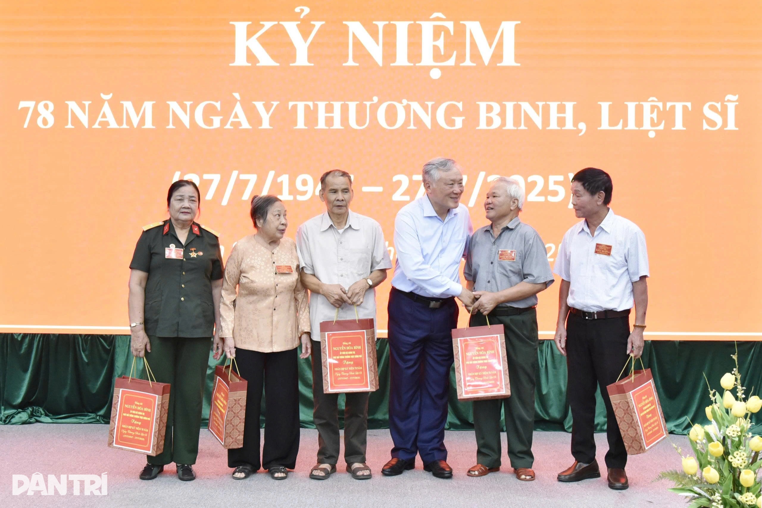 Phó Thủ tướng Nguyễn Hòa Bình thăm, tặng quà người có công tại Thanh Hóa - 2