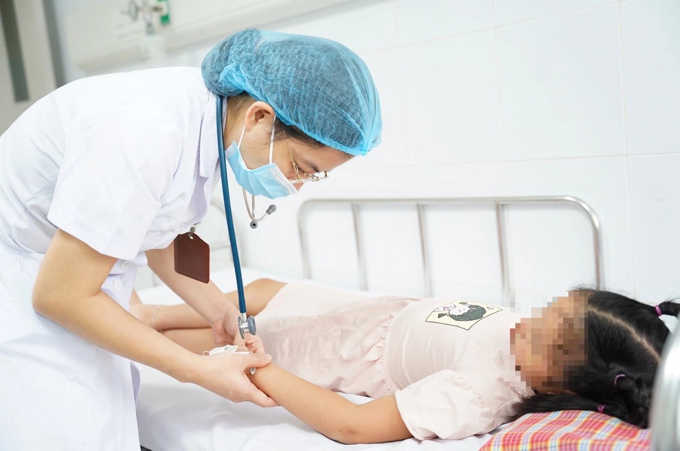Bé gái 9 tuổi nguy kịch vì sốt xuất huyết, em trai cũng mắc bệnh - 1 Bé gái 9 tuổi nguy kịch vì sốt xuất huyết, em trai cũng mắc bệnh - 1