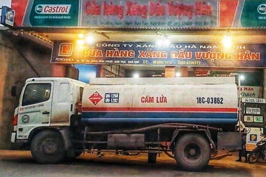Lén lút mua bán 800 lít xăng ngoài luồng, 2 cây xăng bị phạt