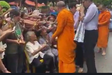 TP Uông Bí lên tiếng việc cúng dường gây phản cảm tại chùa Ba Vàng