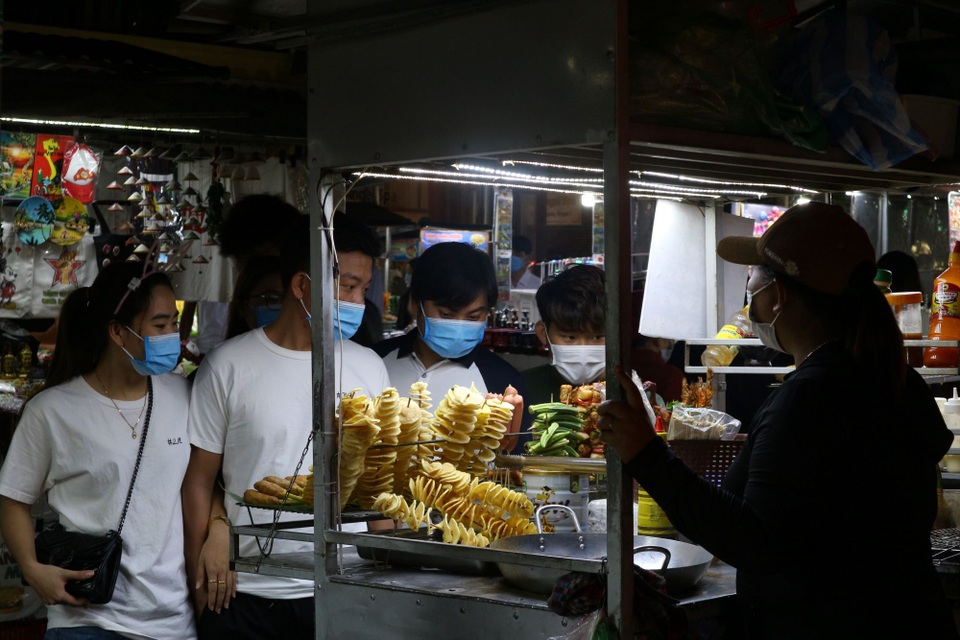 Du khách thả hoa đăng cầu bình an đêm Nguyên tiêu tại Hội An - 9 Du khách thả hoa đăng cầu bình an đêm Nguyên tiêu tại Hội An - 9