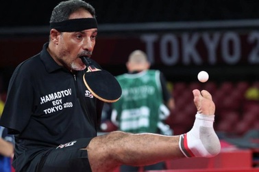 Kinh ngạc VĐV cụt hai tay, chơi bóng bàn bằng miệng ở Paralympic Tokyo