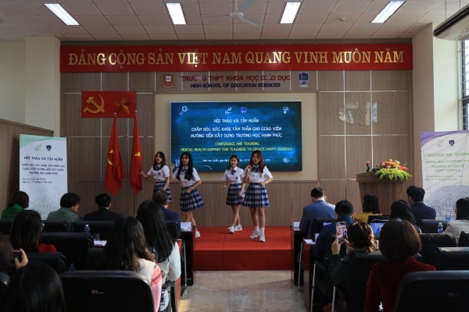 Tiết mục văn nghệ của học sinh Trường THPT Khoa học giáo dục tại Hội thảo và tập huấn.