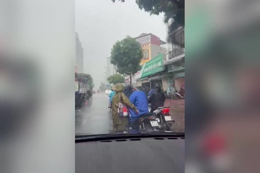 Tài xế xe ôm công nghệ bị người đi xe máy dừng xe, đánh giữa trời mưa