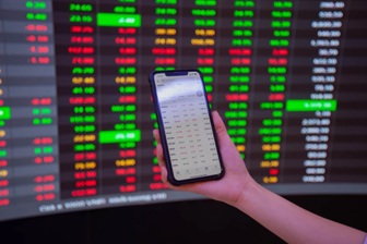 Một cổ phiếu hóa chất bất ngờ tăng trần, VN-Index giảm nhẹ