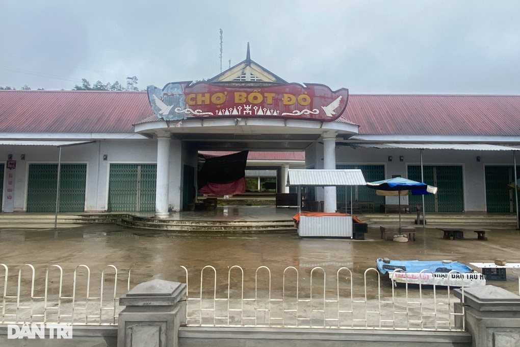 Chợ hơn 9,3 tỷ đồng ở huyện nghèo biên giới thành nơi chăn bò - 1 Chợ hơn 9,3 tỷ đồng ở huyện nghèo biên giới thành nơi chăn bò - 1
