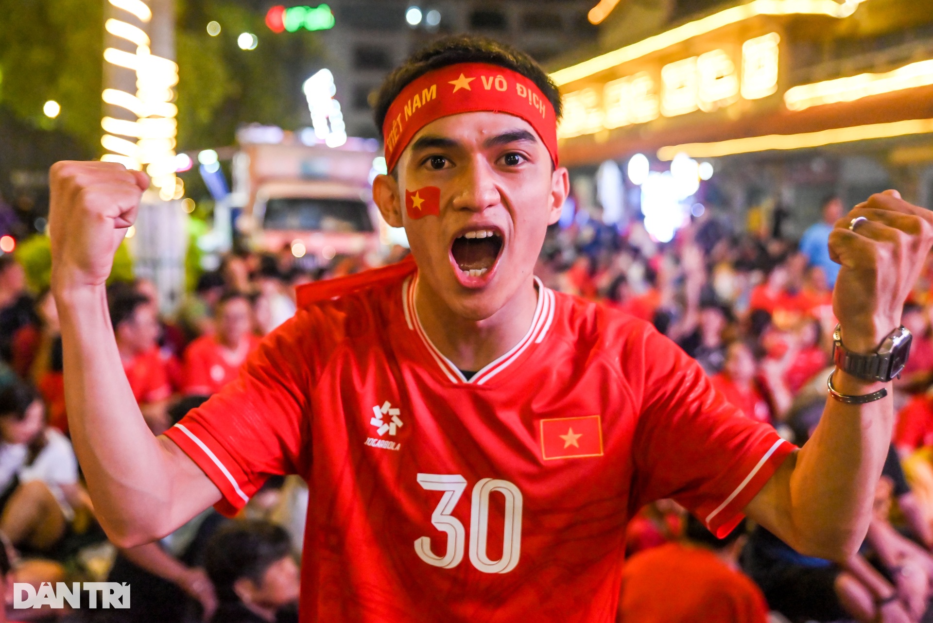 Người dân TPHCM nhảy tưng bừng khi tuyển Việt Nam vô địch ASEAN Cup 2024 - 2 Người dân TPHCM nhảy tưng bừng khi tuyển Việt Nam vô địch ASEAN Cup 2024 - 2
