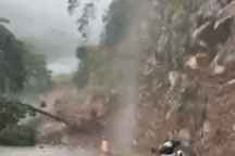 Đất đá, cây cối đổ xuống đường ở Nghệ An