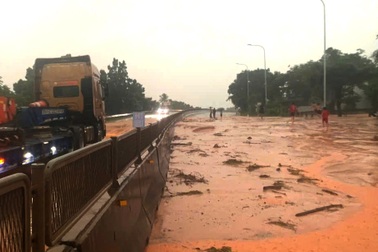 Lũ cát đổ xuống quốc lộ 1 ở Lâm Đồng, giao thông ùn tắc