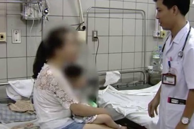 Con viêm phổi vì mẹ rửa mũi nhầm nước cồn