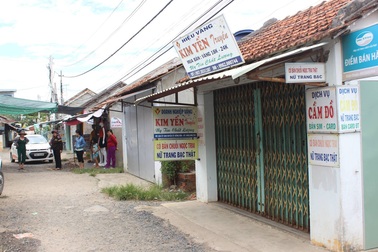 Dùng roi điện, bình xịt hơi cay cướp đi hàng chục cây vàng