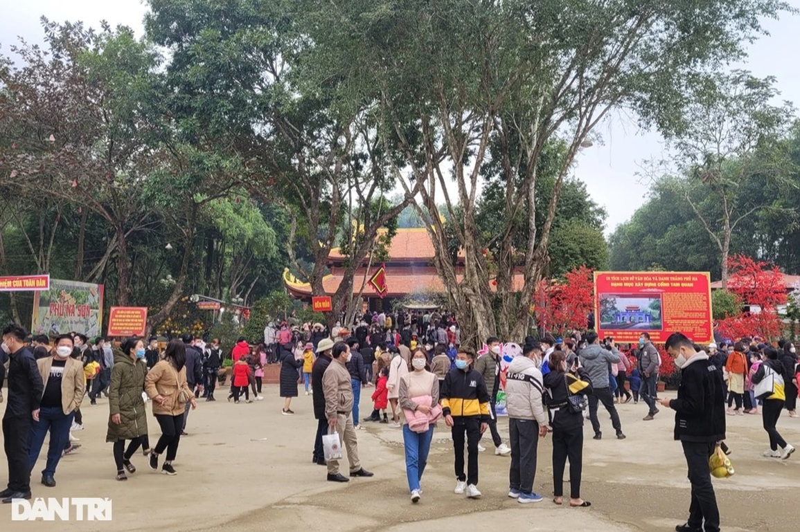 Hàng nghìn người chen chúc đi lễ chùa và xin lộc nước thánh - 7 Hàng nghìn người chen chúc đi lễ chùa và xin lộc nước thánh - 7