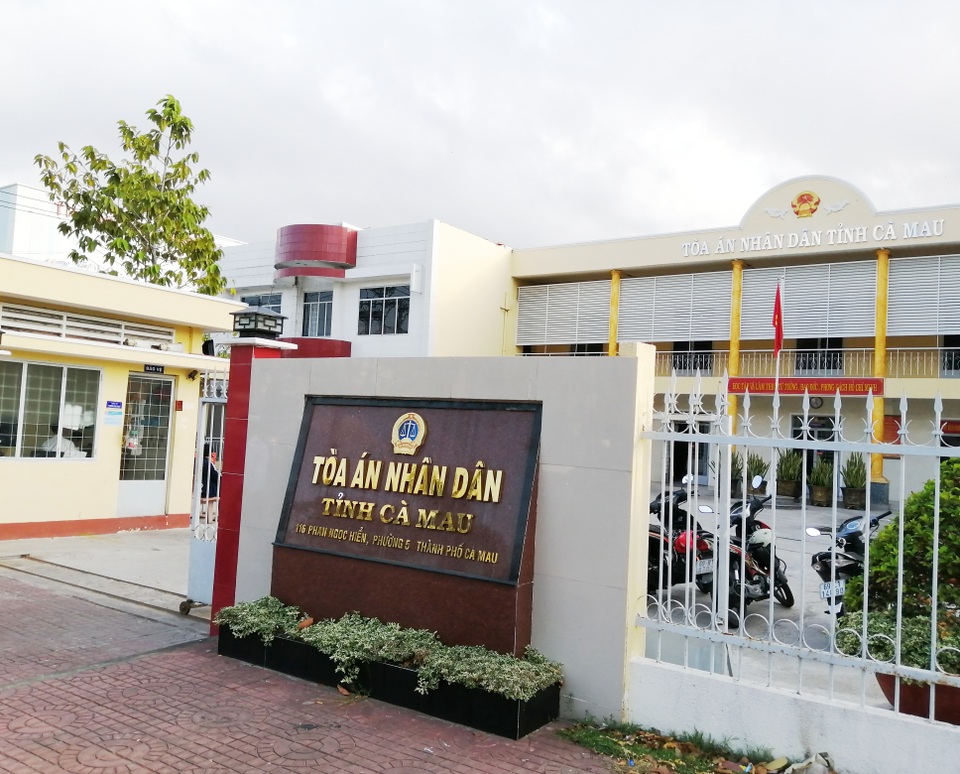 Cà Mau: Nguyên kế toán Ủy ban thị trấn vẫn kêu oan trong phiên tòa thứ 12 - 4 Cà Mau: Nguyên kế toán Ủy ban thị trấn vẫn kêu oan trong phiên tòa thứ 12 - 4