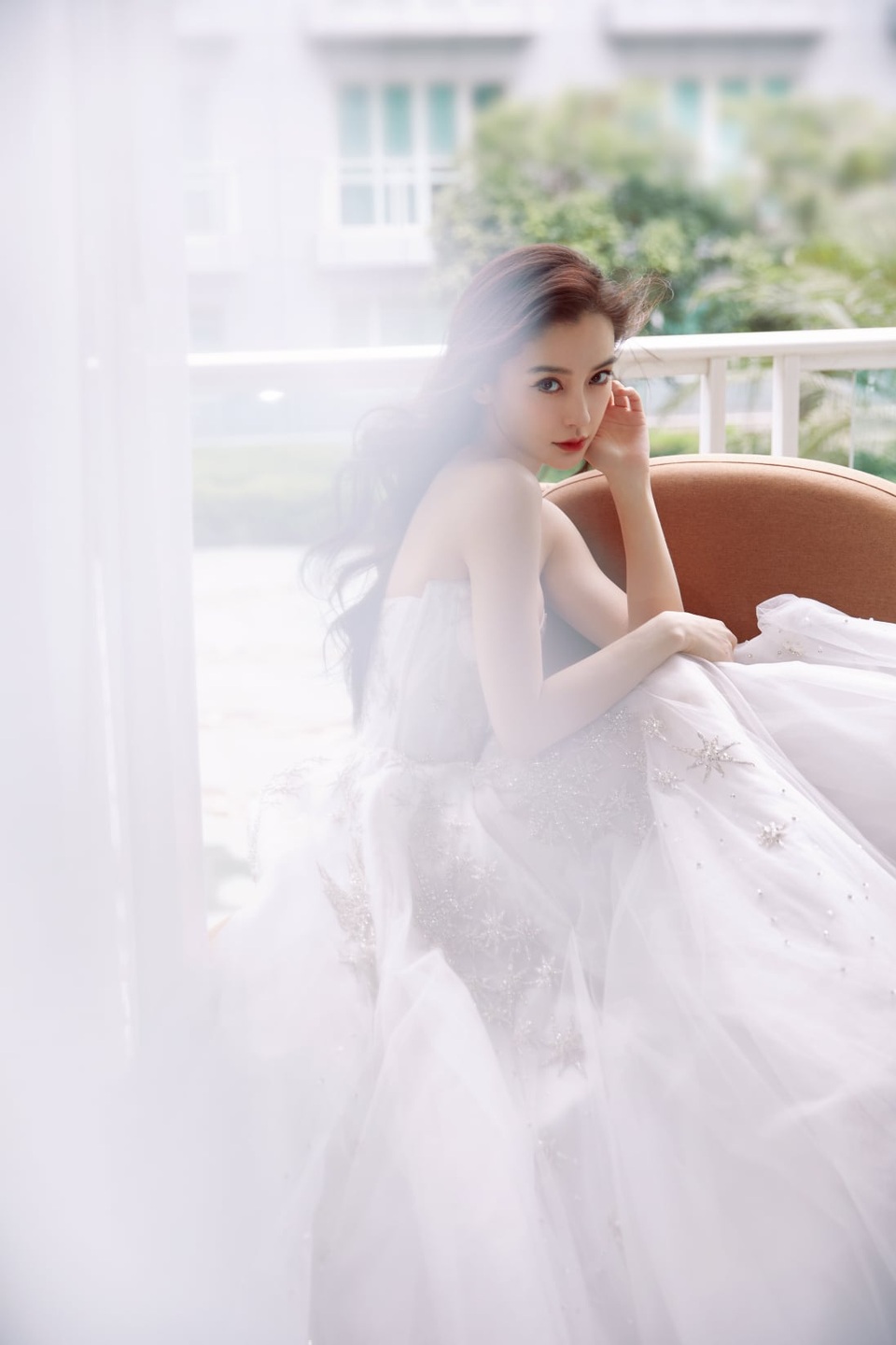 Giữa ồn ào tình tay ba, Angelababy xuất hiện xinh đẹp và quyến rũ - 6 Giữa ồn ào tình tay ba, Angelababy xuất hiện xinh đẹp và quyến rũ - 6