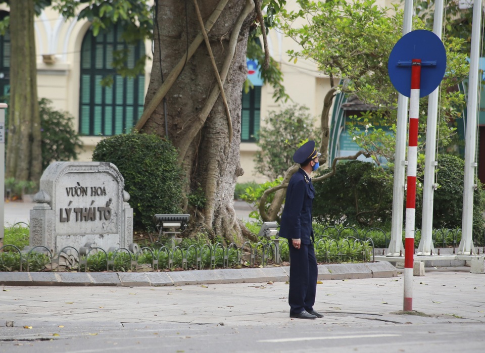 Hà Nội: Hàng trăm người dân đi tập thể dục bị nhắc nhở quay về nhà - 8 Hà Nội: Hàng trăm người dân đi tập thể dục bị nhắc nhở quay về nhà - 8