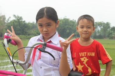 Khoảnh khắc giản dị của quán quân Giọng hát Việt nhí 2014