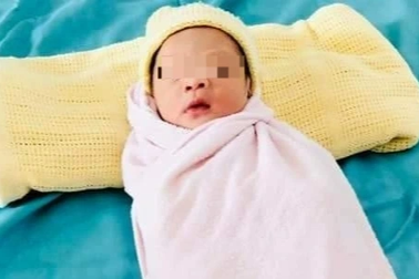 Bé gái sơ sinh còn nguyên dây rốn bị bỏ rơi bên đường