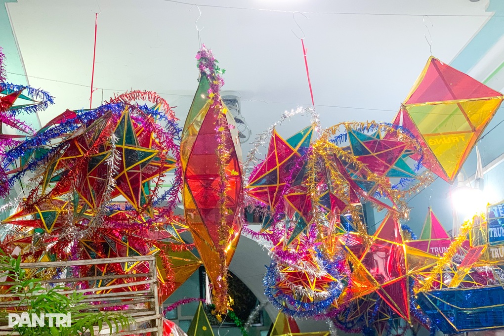 Người đàn ông miệt mài hơn 30 năm giữ nghề làm lồng đèn trung thu - 6