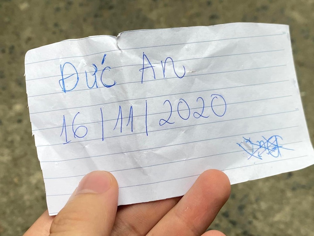 Bé trai 2 tuổi bị bỏ rơi, xách túi bỉm sữa đứng bơ vơ trong đêm mưa Hà Nội - 4 Bé trai 2 tuổi bị bỏ rơi, xách túi bỉm sữa đứng bơ vơ trong đêm mưa Hà Nội - 4