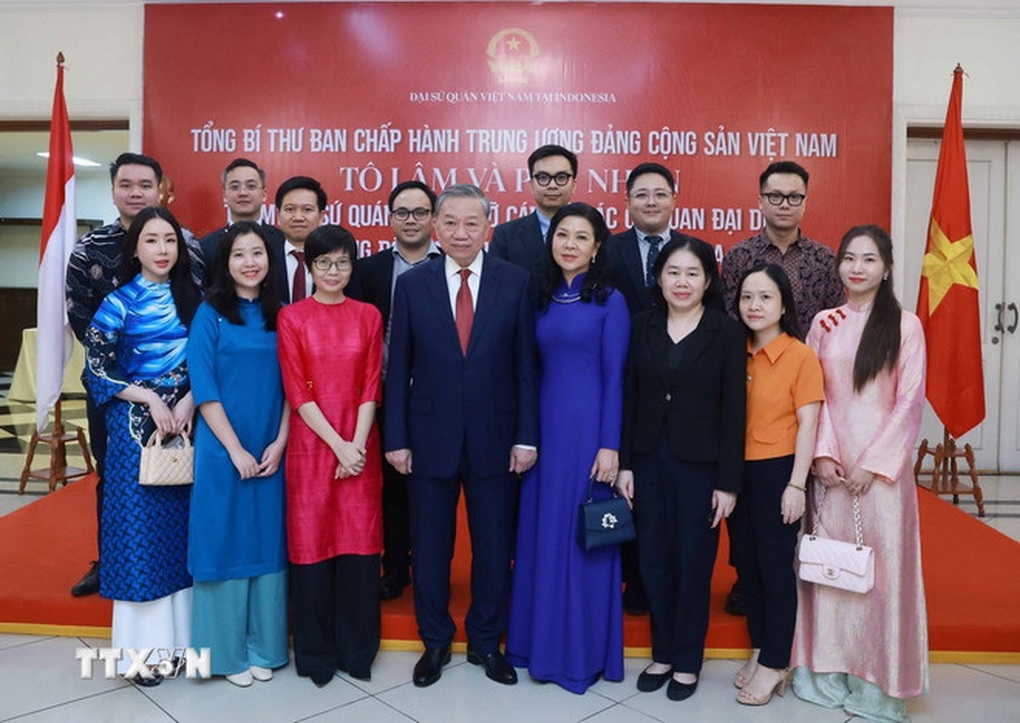 Tổng Bí thư Tô Lâm gặp gỡ cộng đồng người Việt Nam tại Indonesia - 1 Tổng Bí thư Tô Lâm gặp gỡ cộng đồng người Việt Nam tại Indonesia - 1