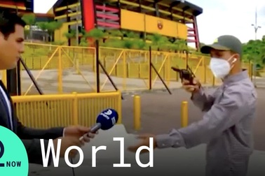 Phóng viên bị cướp bằng súng ngay trên sóng truyền hình