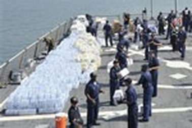 Tàu chiến Mỹ chở 13 triệu USD hàng cứu trợ cập cảng Gruzia