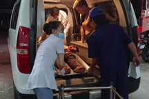 Bị chém gần đứt 2 bàn tay sau khi mời bia người lạ